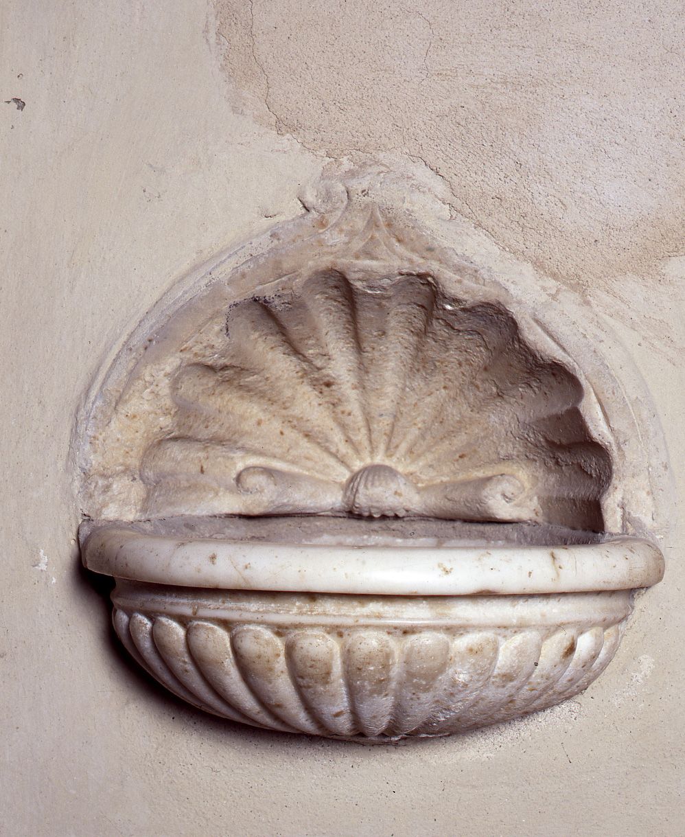 acquasantiera da parete di Simone da Corbignano (attribuito) (sec. XVI)