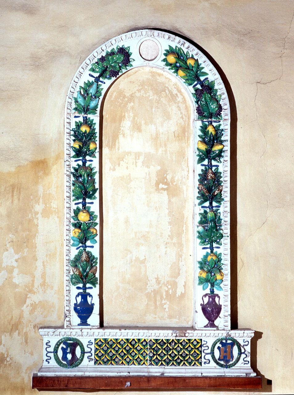 motivo decorativo vegetale, stemma della famiglia Dini, stemma della famiglia Tani (?) (cornice a impostazione architettonica di dipinto) di Della Robbia Andrea (bottega) (sec. XVI)