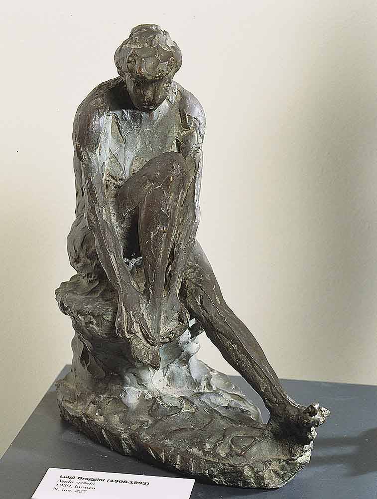 Nudo seduto, figura femminile nuda seduta (statua) di Broggini Luigi (sec. XX)