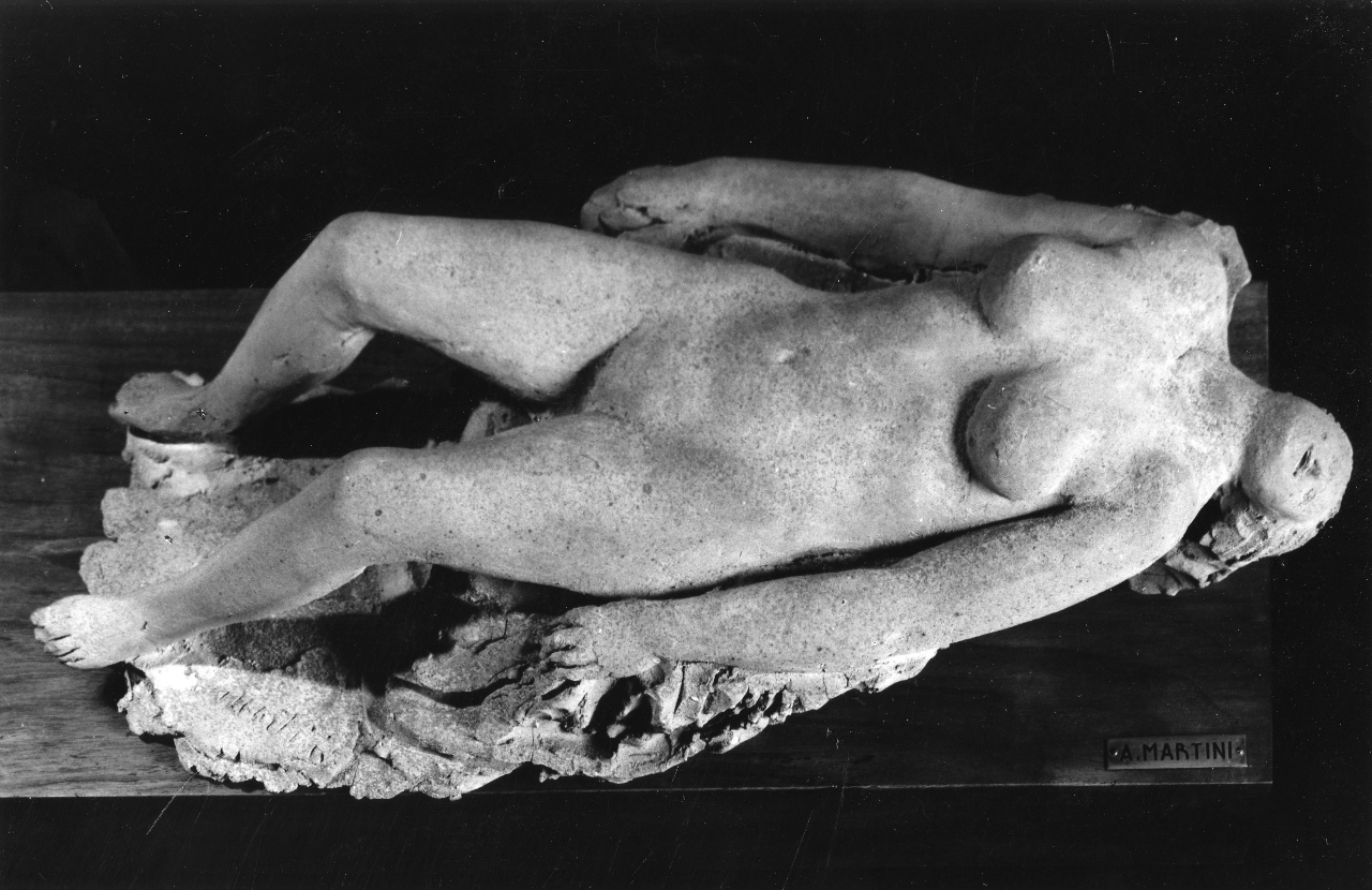Nudo/ Nudo sdraiato, figura femminile nuda distesa (statua) di Martini Arturo (sec. XX)