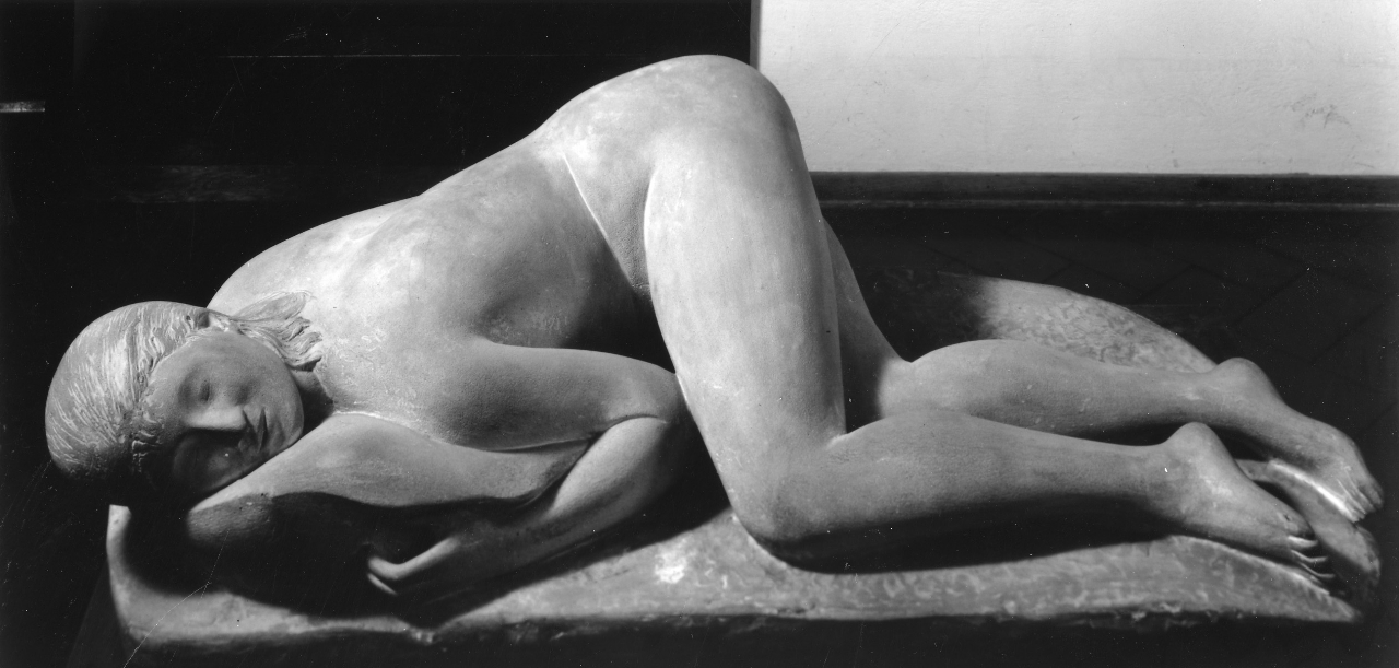 La pisana, figura femminile nuda distesa (scultura) di Martini Arturo (sec. XX)