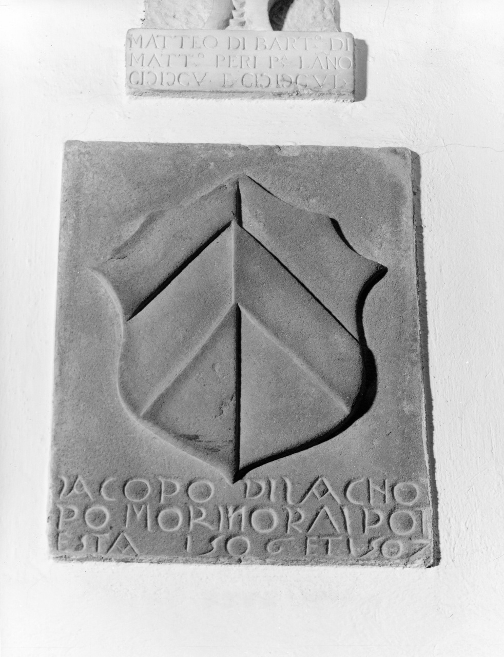 stemma gentilizio della famiglia Mormorai (rilievo) - produzione toscana (sec. XVI)