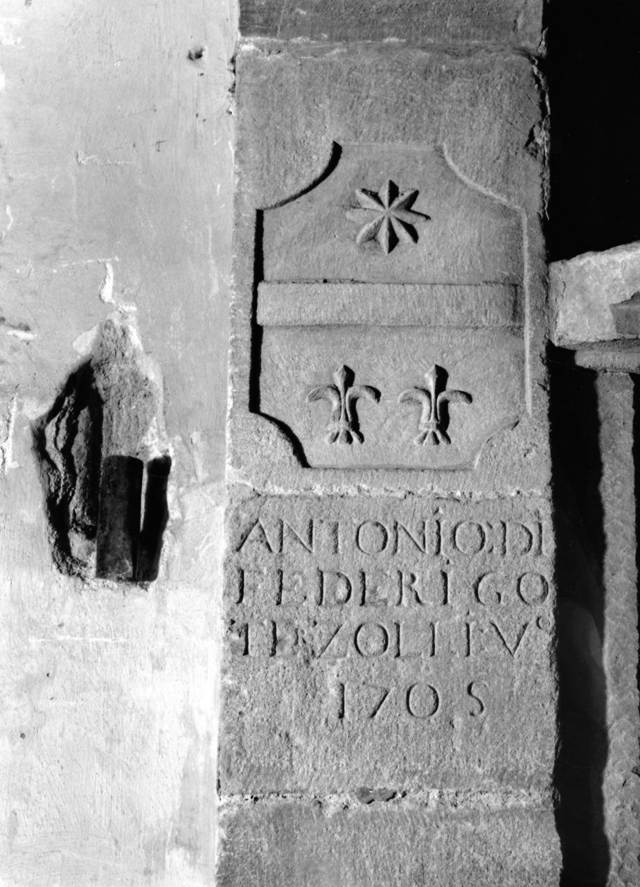 stemma gentilizio (rilievo) - ambito toscano (sec. XVIII)