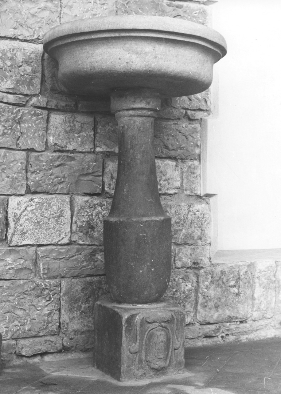 acquasantiera - a fusto - bottega toscana (seconda metà sec. XVI)