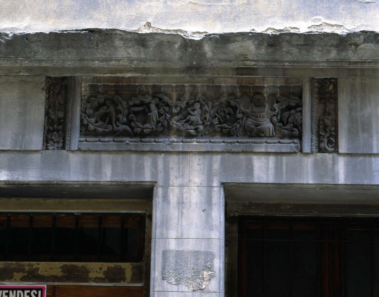 figure e motivi decorativi fitomorfi (rilievo) - bottega toscana (?) (secc. XI/ XII)