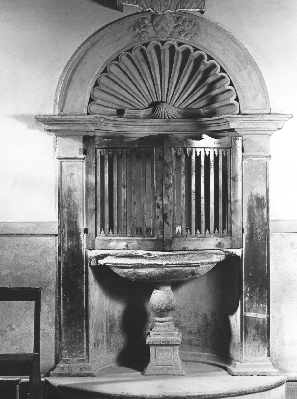 fonte battesimale - bottega toscana (fine/inizio secc. XVI/ XVII)