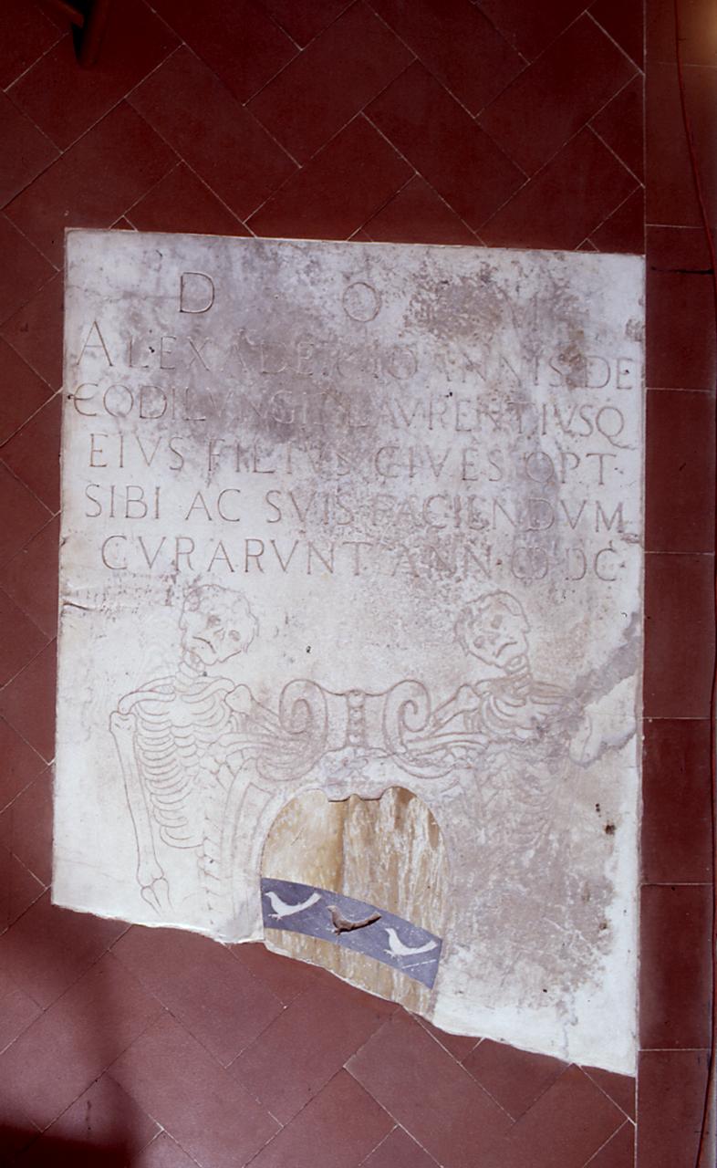 stemma gentilizio della famiglia Codilunghi sorretto da scheletri (lastra tombale, frammento) - bottega fiorentina (sec. XVII)