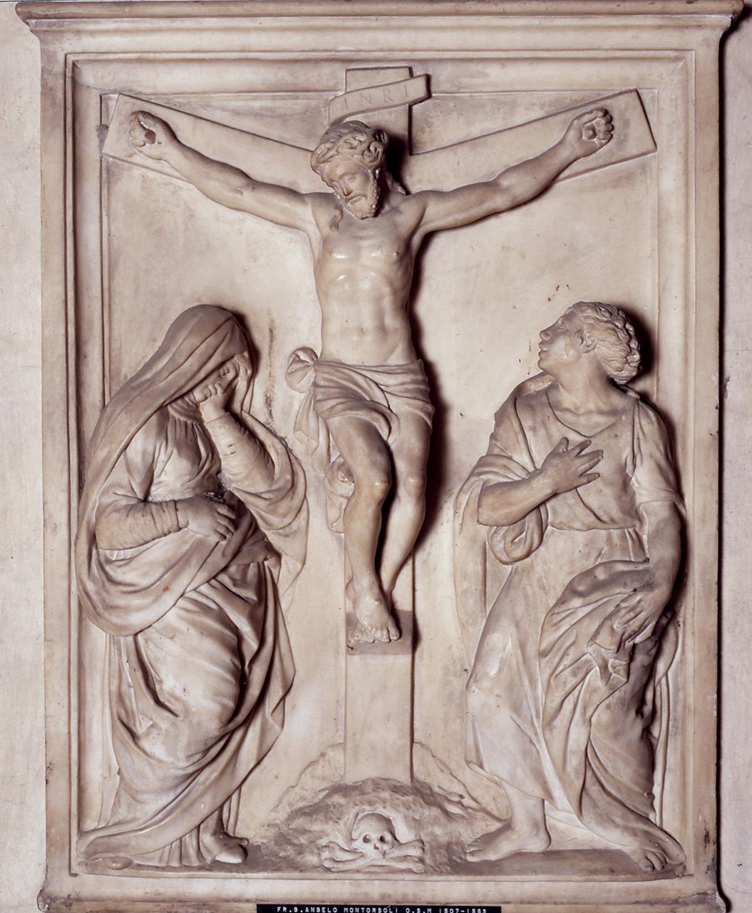 crocifissione di Cristo con la Madonna, San Giovanni Evangelista (rilievo) di Da Montorsoli Giovanni Angelo (sec. XVI)