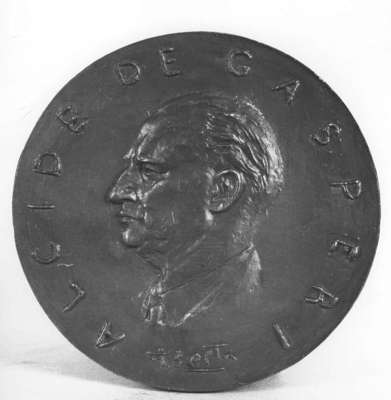 ritratto di profilo di Alcide De Gasperi (medaglia) di Berti Antonio (sec. XX)