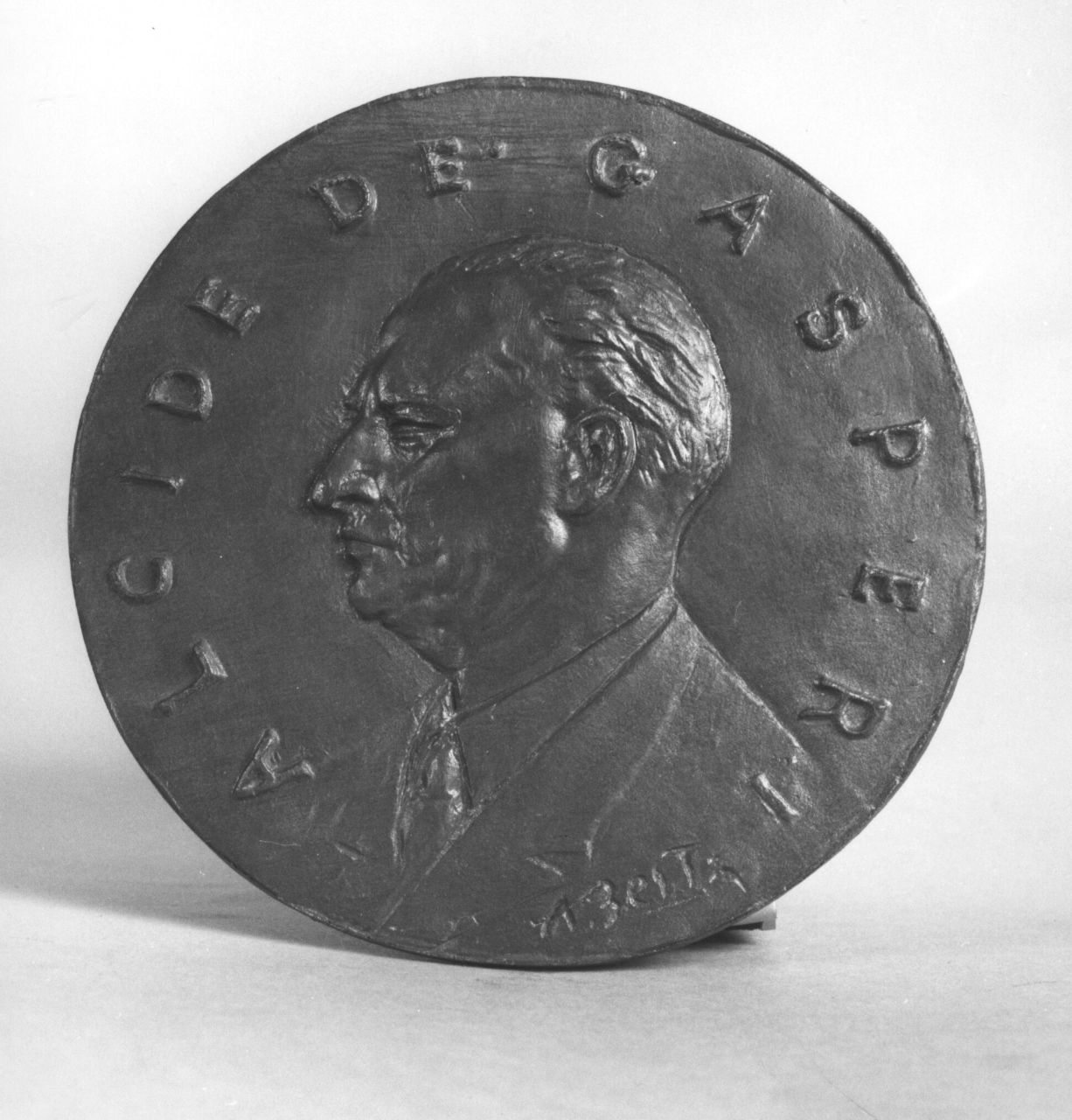 ritratto di profilo di Alcide De Gasperi (medaglia) di Berti Antonio (sec. XX)