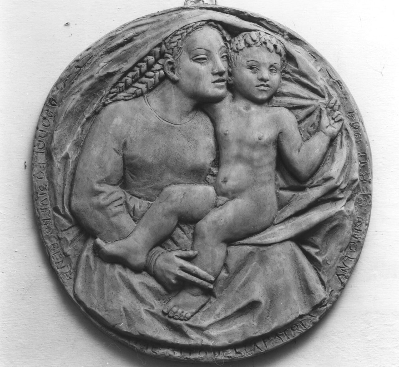 Madonna con Bambino (rilievo) di Berti Antonio (sec. XX)