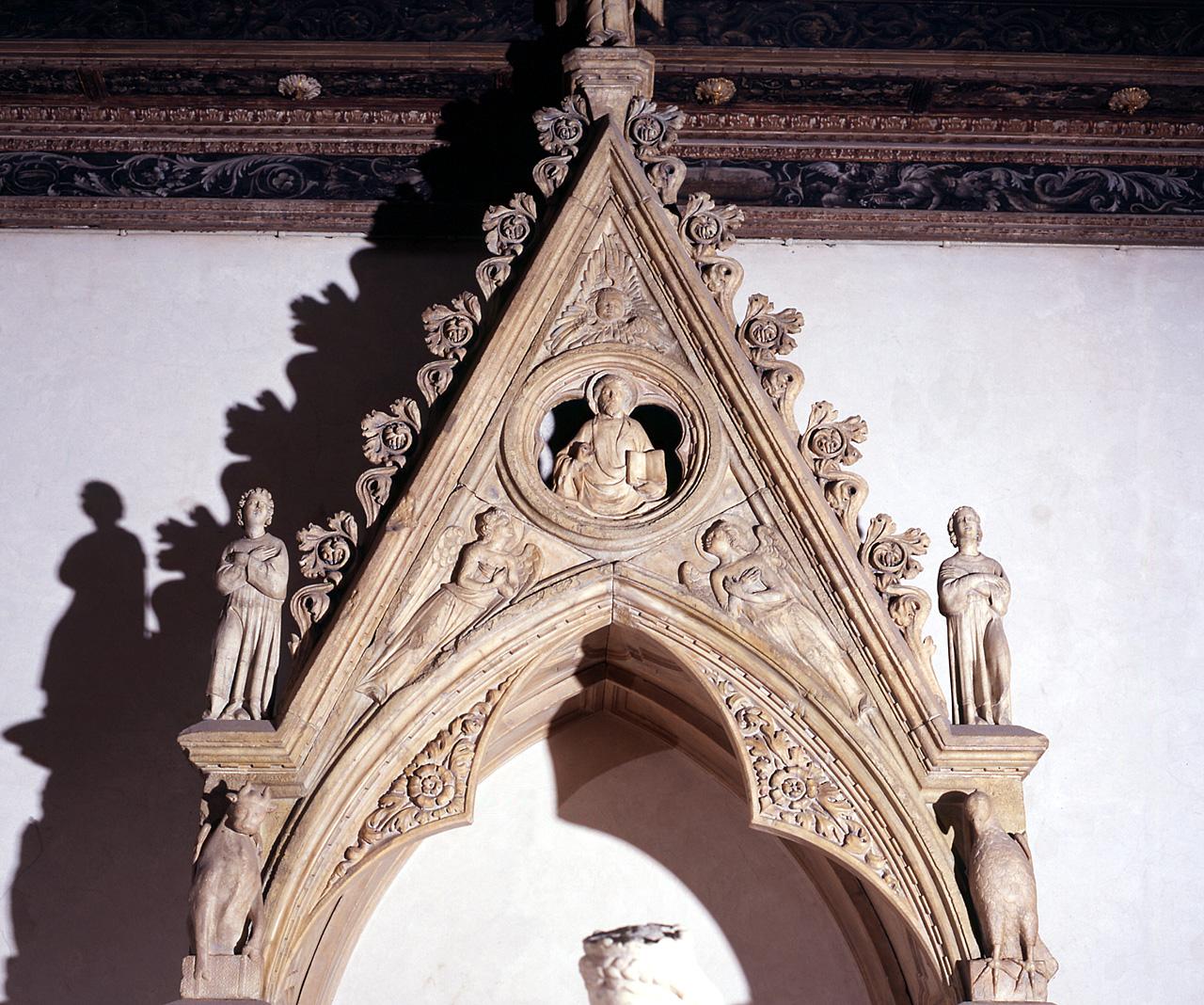 Cristo tra angeli (timpano) di Andrea Pisano (seconda metà sec. XIV)