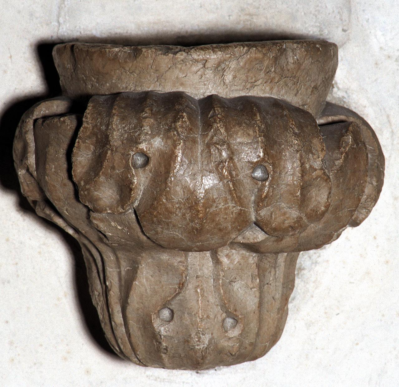 acquasantiera da parete - bottega veneto-lombarda (sec. XIV)