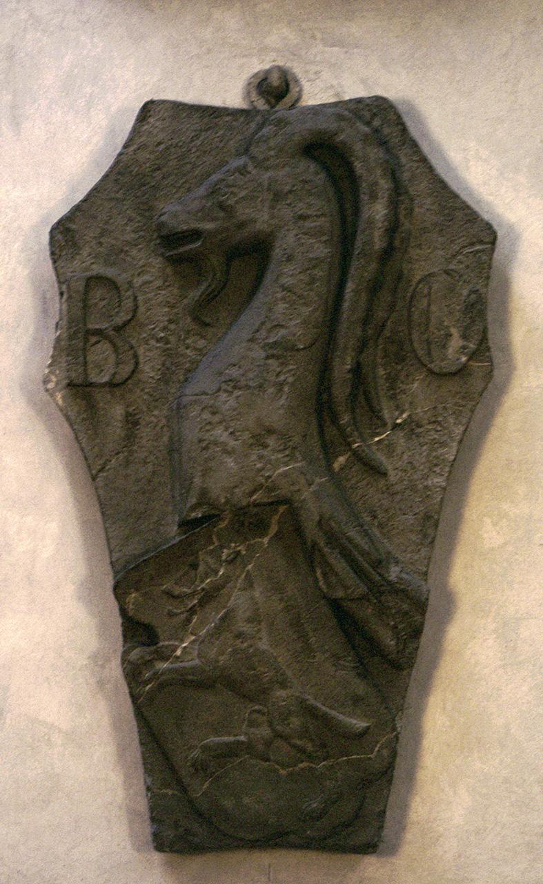 stemma gentilizio con cimiero (rilievo) - produzione italiana (sec. XV)