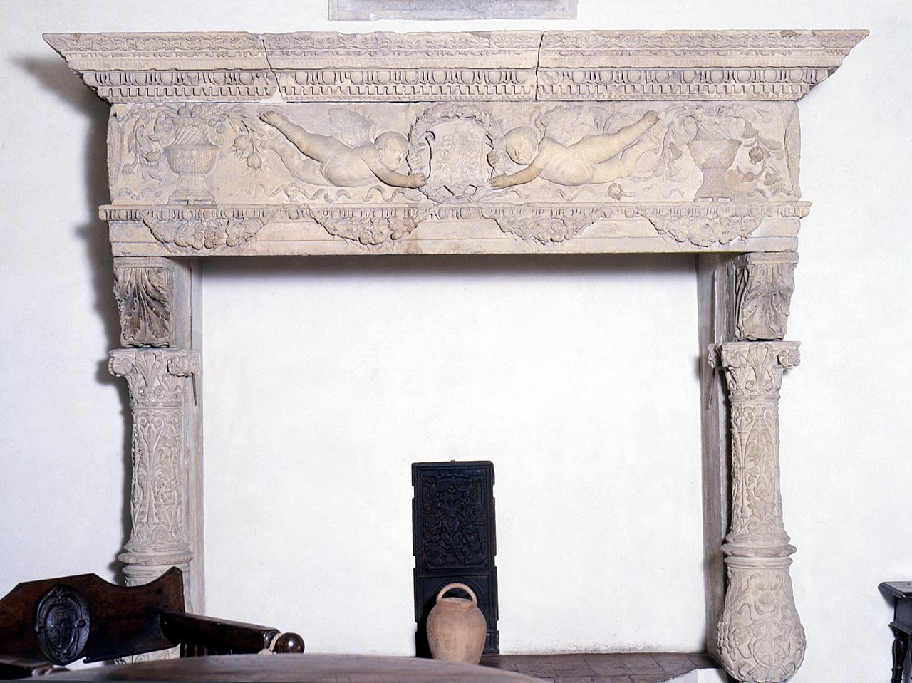 stemma gentilizio della famiglia Este (architrave di caminetto) - produzione fiorentina (?) (prima metà sec. XV)