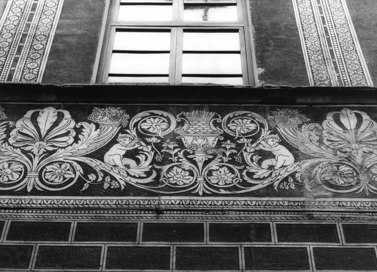 motivi decorativi vegetali a festoni con nastri e putti (decorazione) - ambito fiorentino (sec. XV)