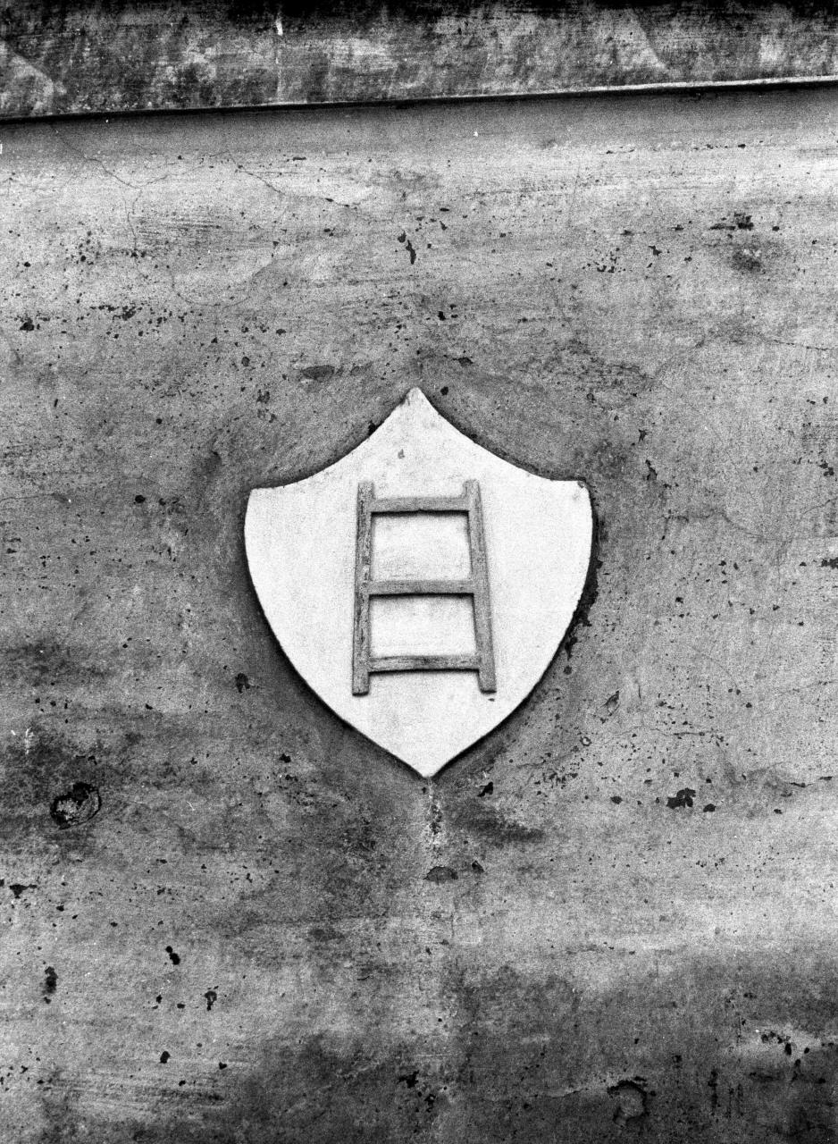 stemma gentilizio della famiglia Galilei (rilievo, coppia) - ambito toscano (sec. XIX)
