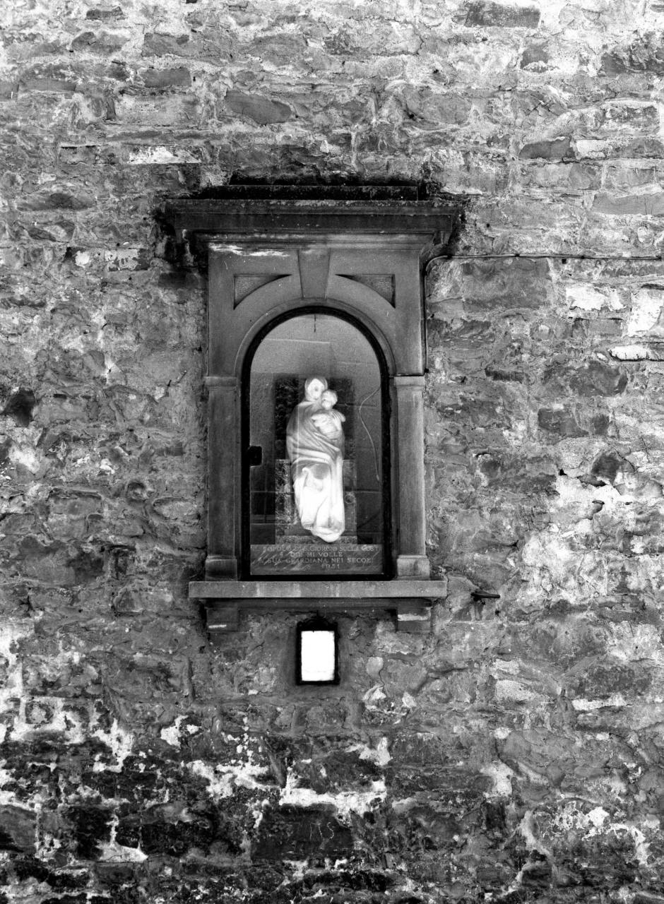 Madonna in trono con Bambino (tabernacolo) - manifattura toscana (sec. XX)