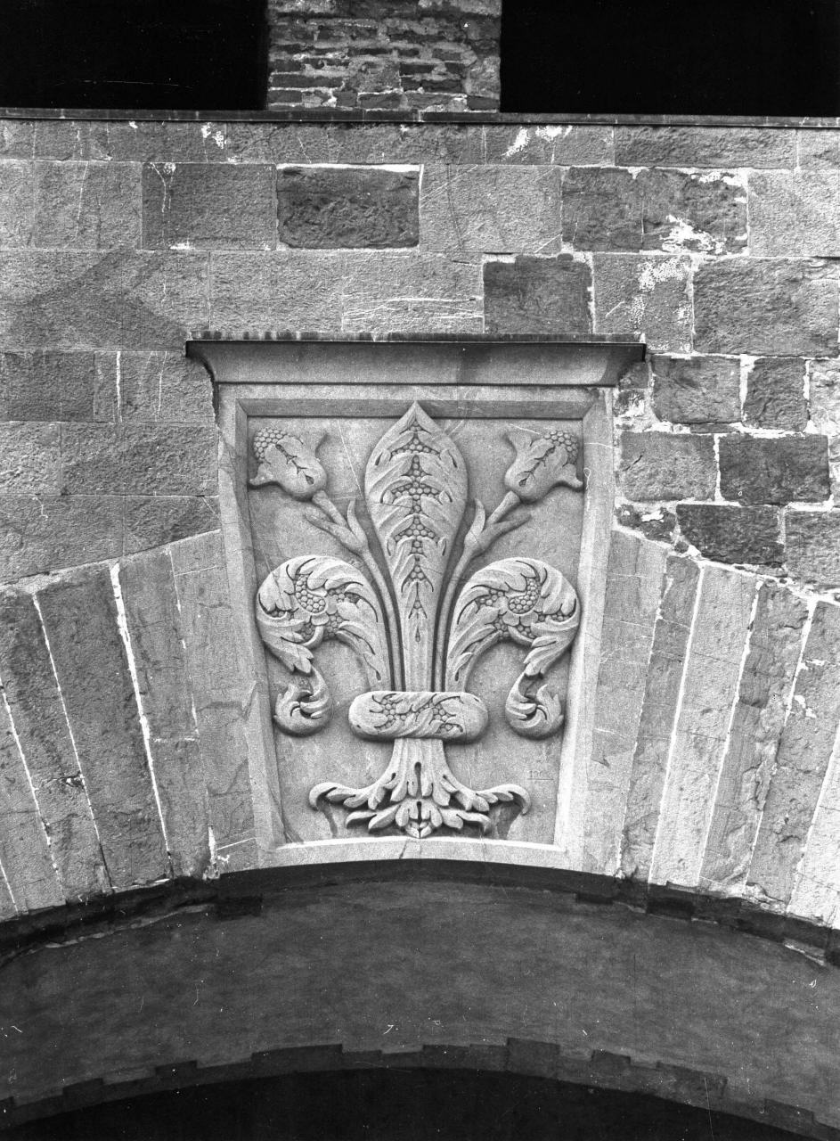 stemma comunale (rilievo) - manifattura toscana (sec. XX)