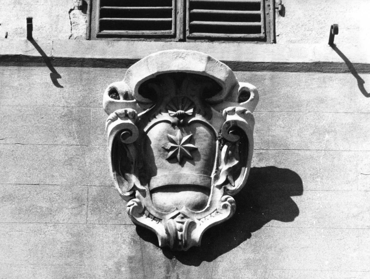 stemma gentilizio della famiglia Cini (rilievo) - manifattura toscana (sec. XVIII)