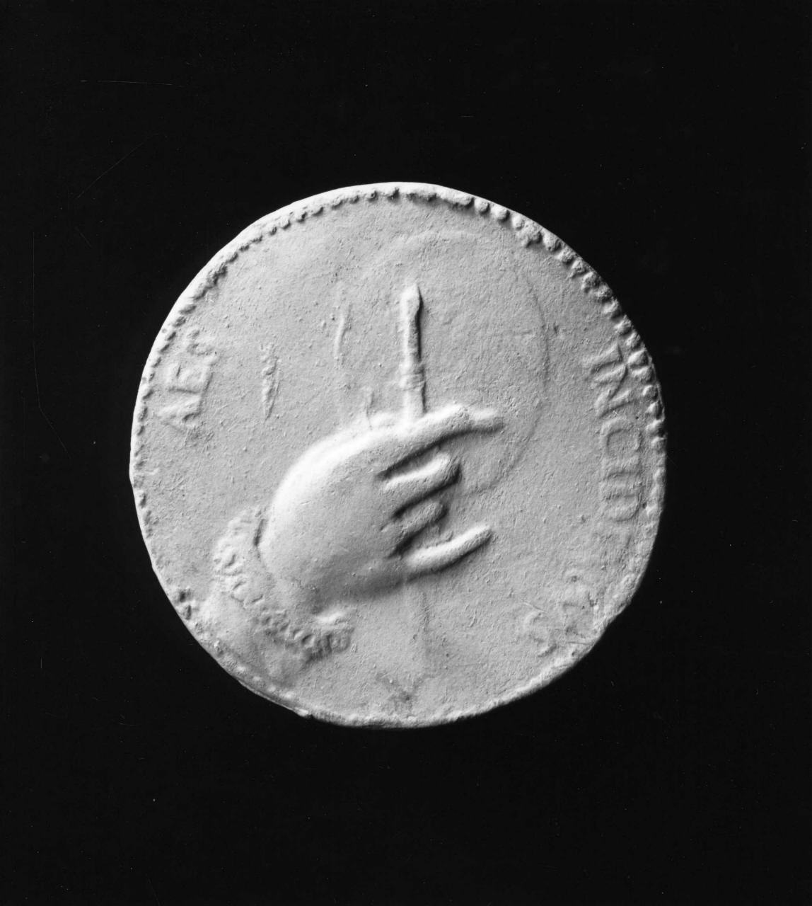 mano con bulino incide una lastra di rame (calco di medaglia) di Lelli Oronzio (bottega) (sec. XIX)