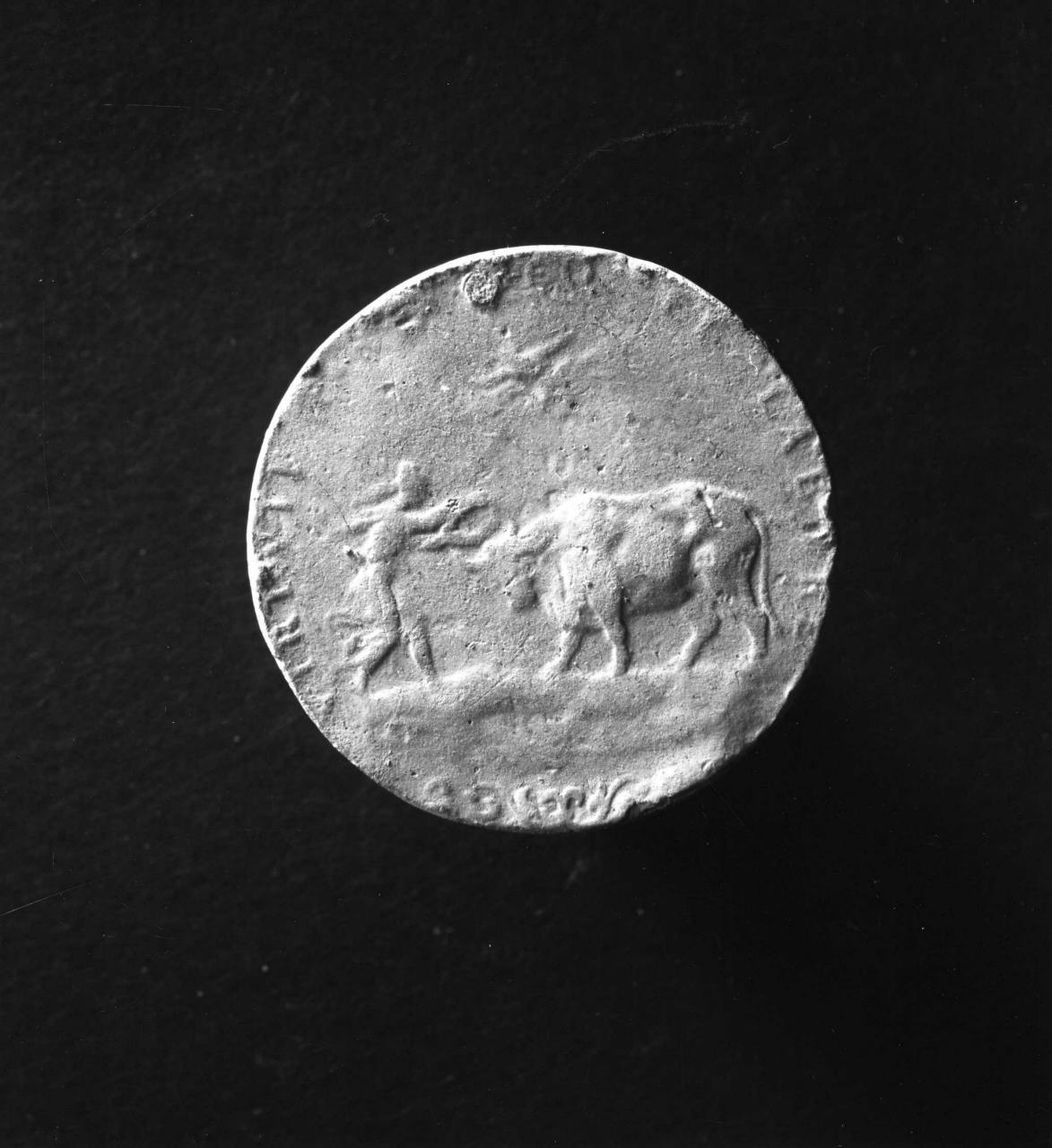 donna che incorona un toro (calco di medaglia) di Lelli Oronzio (bottega) (sec. XIX)