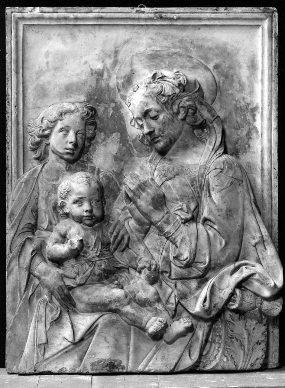Madonna con Bambino e angelo (calco) di Lelli Oronzio (bottega) (sec. XIX)