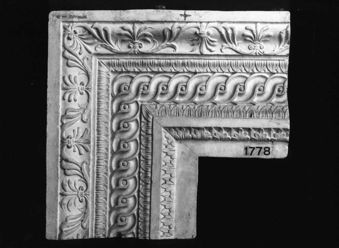 motivi decorativi geometrici e vegetali stilizzati (calco, frammento) di Lelli Oronzio (bottega) (sec. XIX)