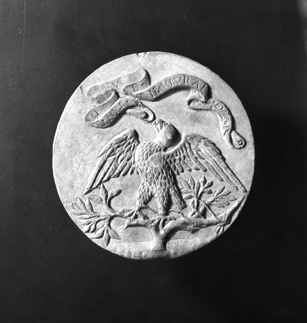 un falco su un ramo di un albero; sopra un cartiglio con iscrizione (calco di medaglia) di Lelli Oronzio (bottega) (sec. XIX)