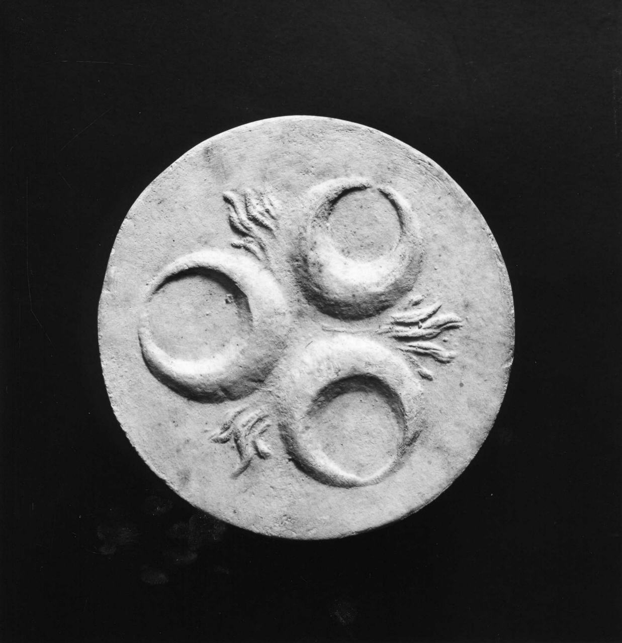 tre mezzelune separate da fiamme (calco di medaglia) di Lelli Oronzio (bottega) (sec. XIX)