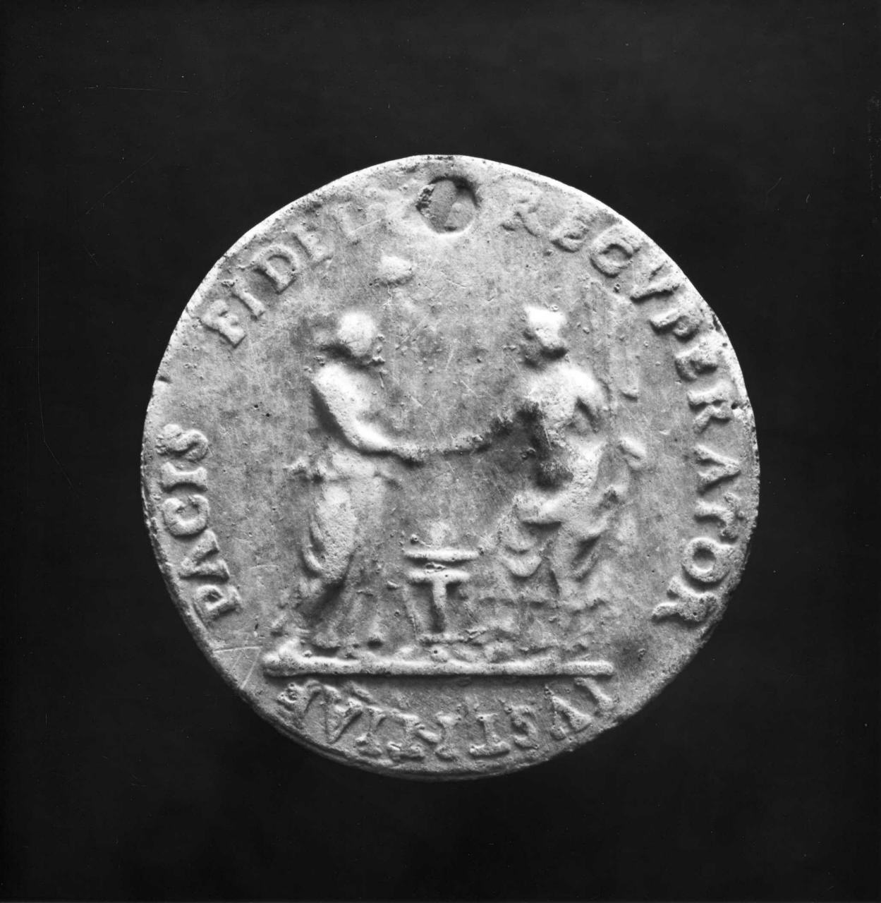 la Pace e la Fortuna con le mani giunte sopra un altare (calco di medaglia) di Lelli Oronzio (bottega) (sec. XIX)