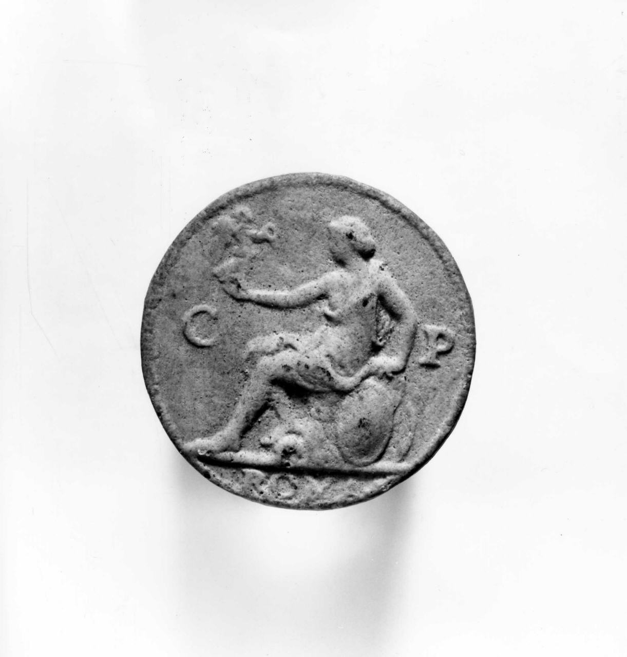 Roma seduta su un trofeo d'armi sorregge una figura della Vittoria (calco di medaglia) di Lelli Oronzio (bottega) (sec. XIX)