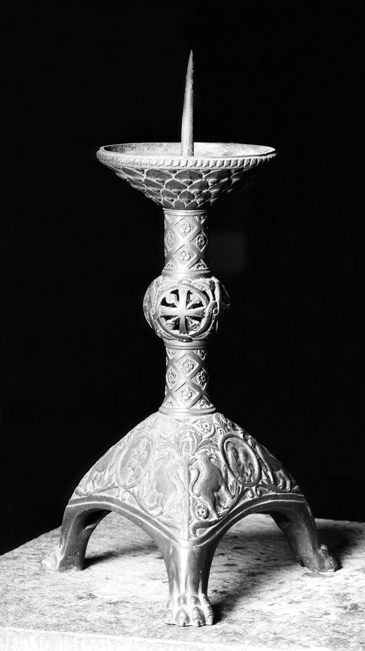 candeliere d'altare, serie - produzione toscana (secondo quarto sec. XX)