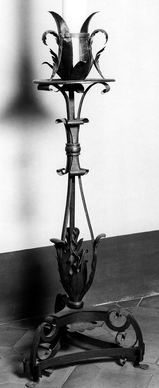 base per il cero pasquale - produzione toscana (prima metà sec. XX)