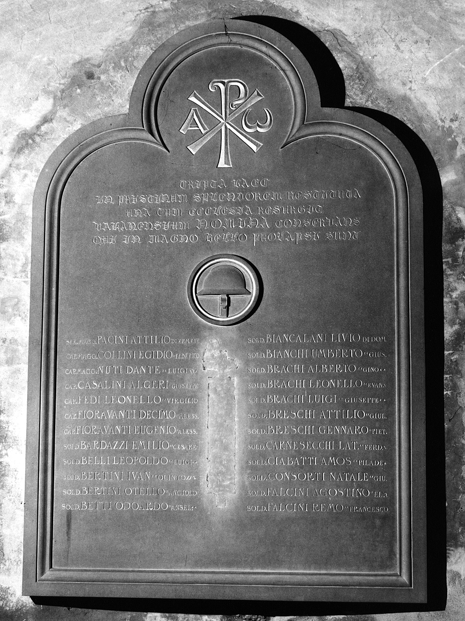 lapide commemorativa, serie - manifattura toscana (prima metà sec. XX)