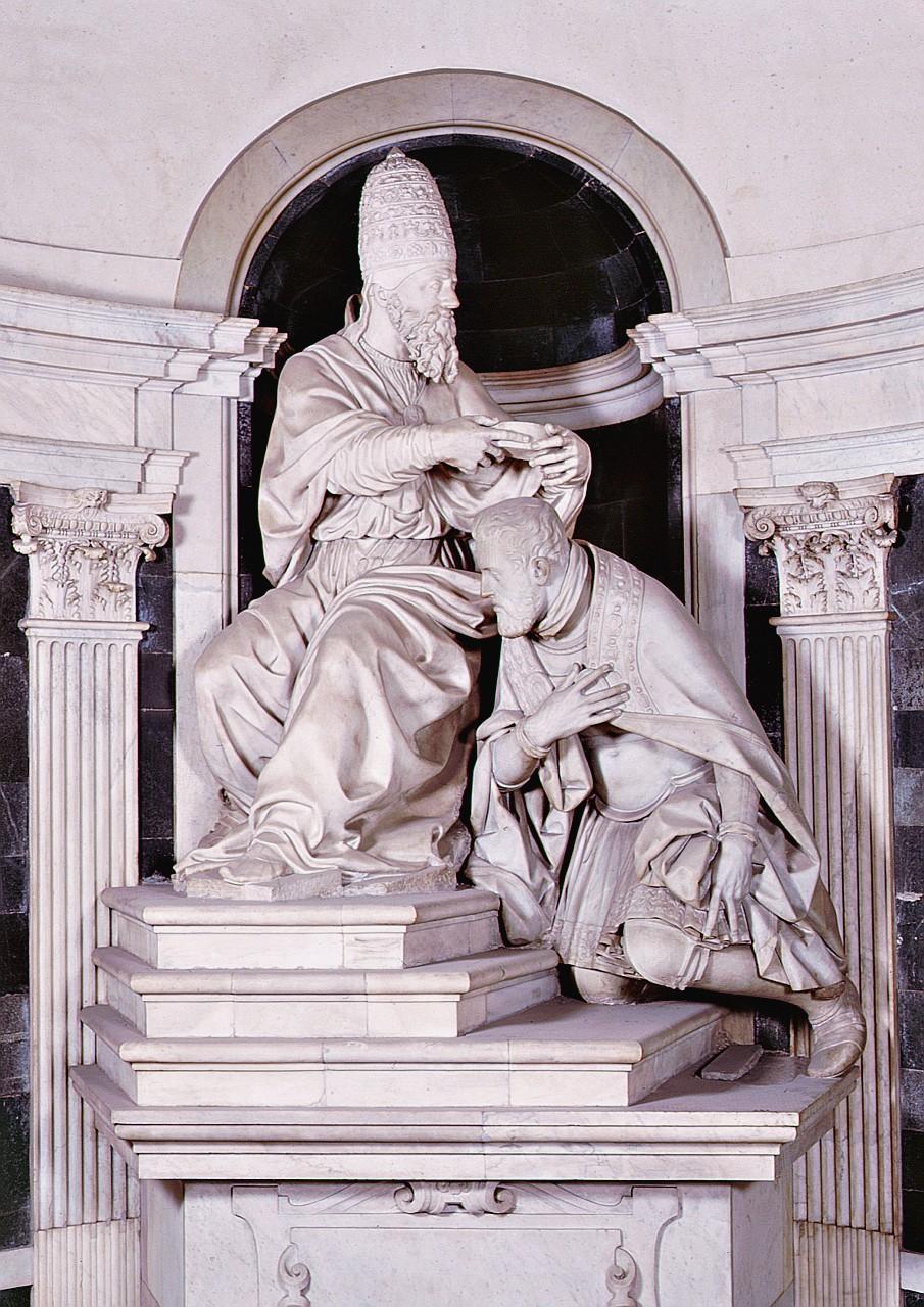 papa Clemente VII incorona imperatore Carlo V (gruppo scultoreo) di Bandinelli Bartolomeo detto Baccio Bandinelli, Caccini Giovan Battista (sec. XVI, sec. XVI)