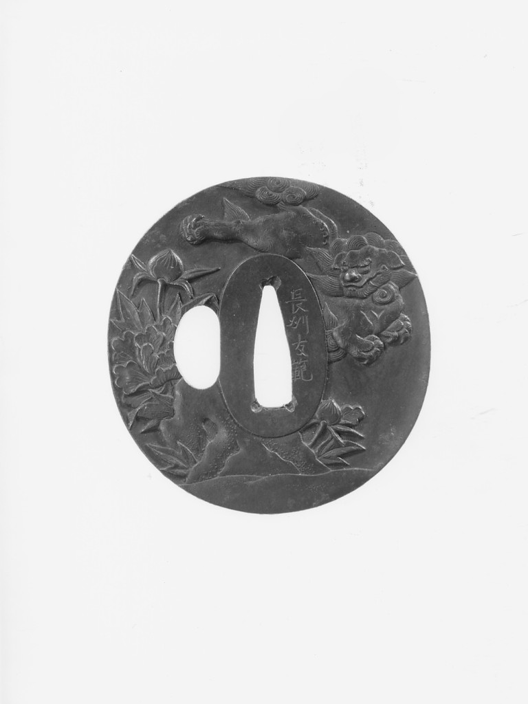 leone cinese, peonia, pietre, rocce (recto)/ mare, bruma (verso) (guradamano da sciabola - tsuba ovale) di Tomonori - scuola Kawaji (seconda metà sec. XIX)