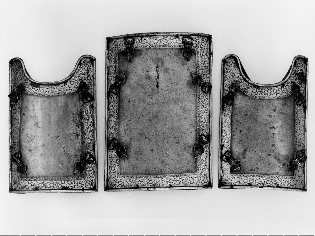 motivi decorativi vegetali stilizzati (corazza a quattro specchi - chahar-a'ineh, frammento) - manifattura indiana (sec. XVIII)