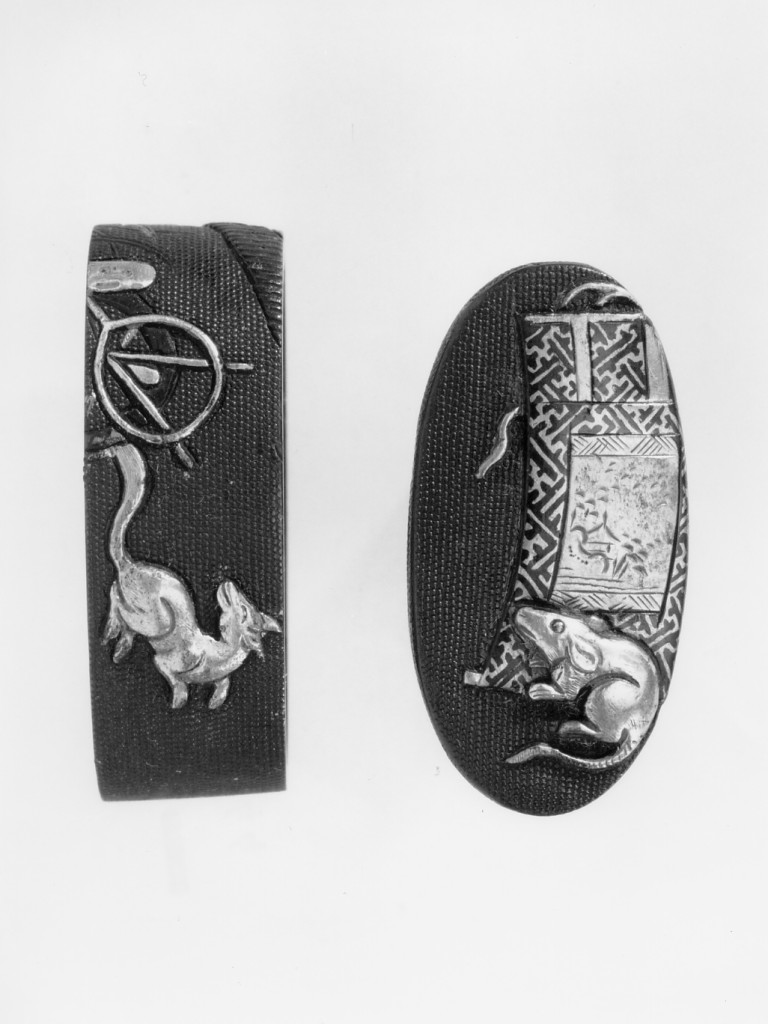 topo, rotolo verticale (cappuccio)/ gatto, foglie, arnesi agricoli (ghiera) (fornimento da impugnatura - kodogu, serie) - ambito orientale (seconda metà sec. XVIII)