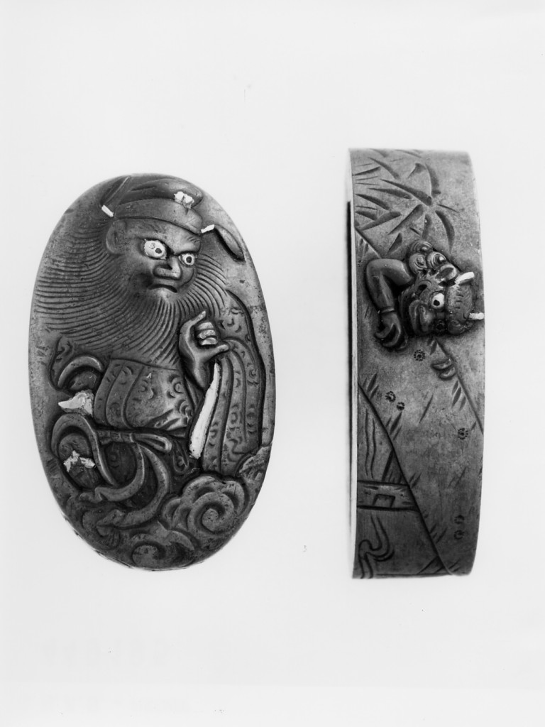 diavolo, ponte, fiume, foglie di bambù (ghiera)/ personaggio seduto su una nuvola (cappuccio) (fornimento da impugnatura - kodogu, elemento d'insieme) - scuola di Yokoya (primo quarto sec. XIX)