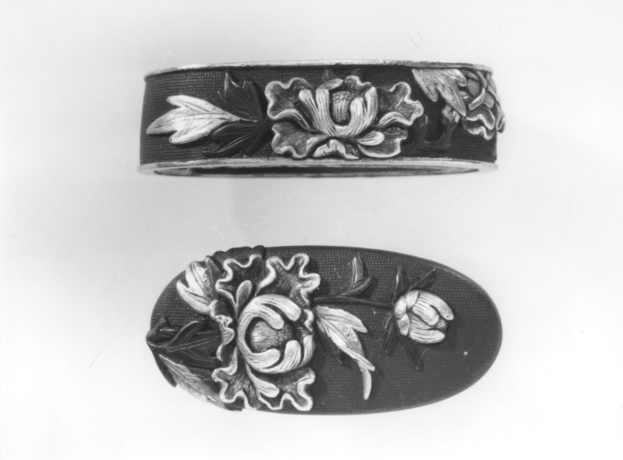 fiore di peonia, boccio, foglie (fornimento da impugnatura - kodogu, elemento d'insieme) - scuola Ishiguro (inizio sec. XIX)