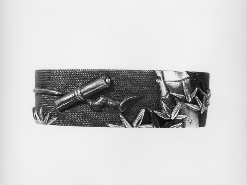 canne di bambù, foglie, rotolo di sutra (ghiera per impugnatura - fuchi, elemento d'insieme) - scuola Goto (terzo quarto sec. XVIII)