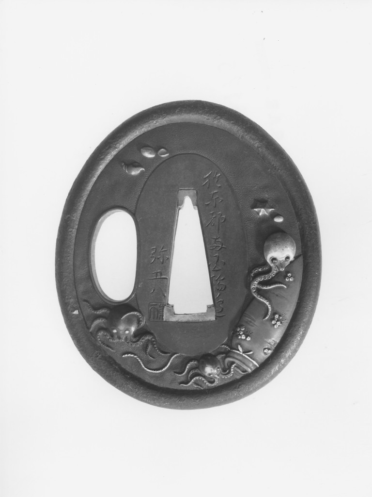 tre polpi, una anfora, conchiglie (recto)/ due polpi, conchiglie (verso) (guradamano da sciabola - tsuba ovoidale, elemento d'insieme) di Tsuchiya Yasuchika detto Yagohachi Tou - scuola di Nara (inizio sec. XVII)