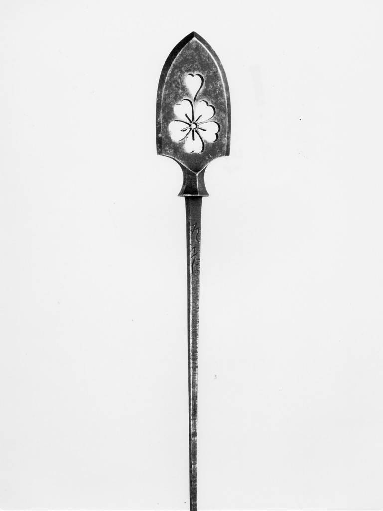 fiore di ciliegio soprastato da un petalo di fiore di paulonia (cuspide di freccia - ya no ne, elemento d'insieme) - manifattura giapponese (secondo quarto sec. XVIII)