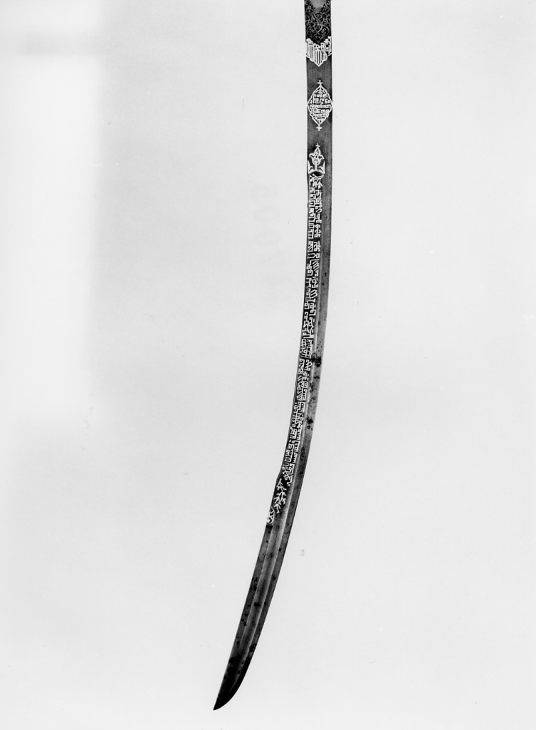 fiorone e due cartigli, iscrizione, volute vegetali, rametti (lama di scimitarra - dhul-fakar, elemento d'insieme) - manifattura ottomana (sec. XVII)