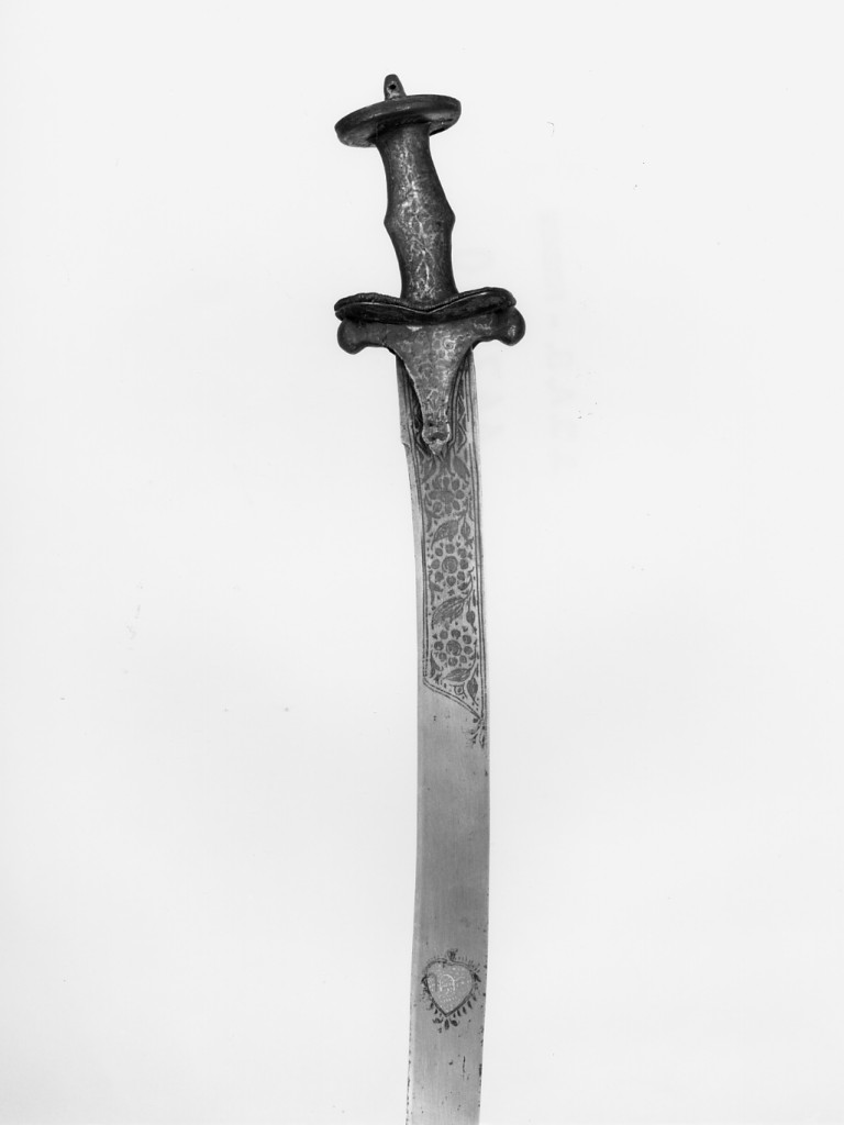 volute vegetali (fornimento)/ fiori e foglie entro sagoma, fiorone iscritto (lama) (coltellaccio - sosun-patta) - manifattura maharatta (sec. XVIII)