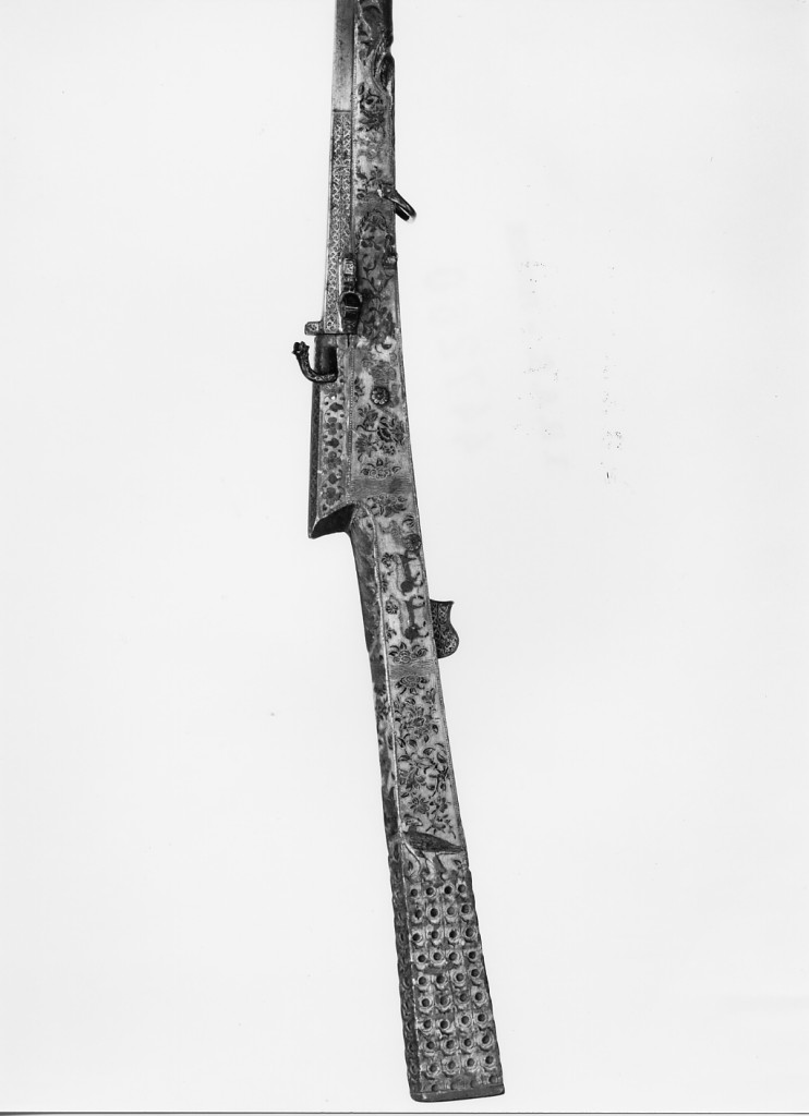 scena di caccia con volatili, arieti, tigre tra vegetazione (moschetto a serpe - toradar) - manifattura moghul (sec. XVIII)