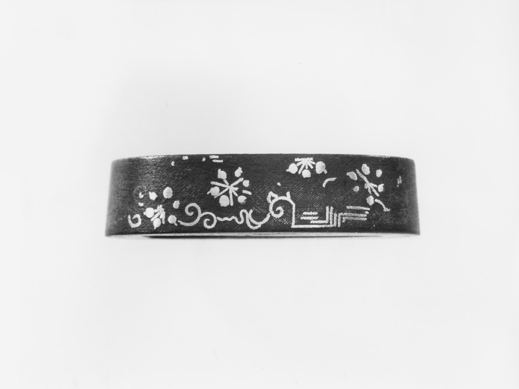 fiori stilizzati, disegni geometrici (ghiera per impugnatura - fuchi, elemento d'insieme) - scuola di Kaga (ultimo quarto sec. XVII)