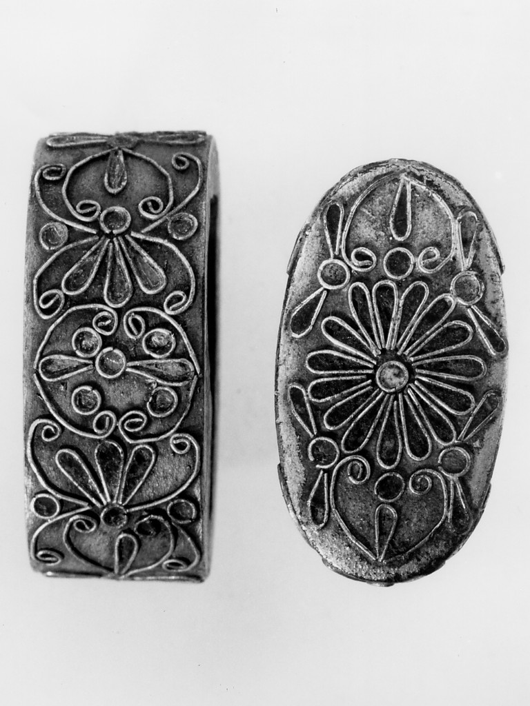 motivi decorativi vegetali stilizzati (fornimento da impugnatura - kodogu, elemento d'insieme) - scuola di Hirado (terzo quarto sec. XVII)