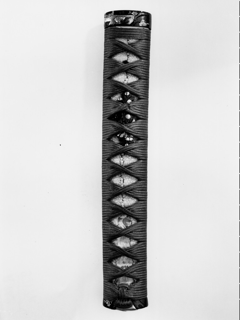 capanna con gallo sul tetto e rami di susino fioriti (impugnatura di sciabola - tsuka, elemento d'insieme) - scuola Ishiguro (ultimo quarto sec. XVIII)